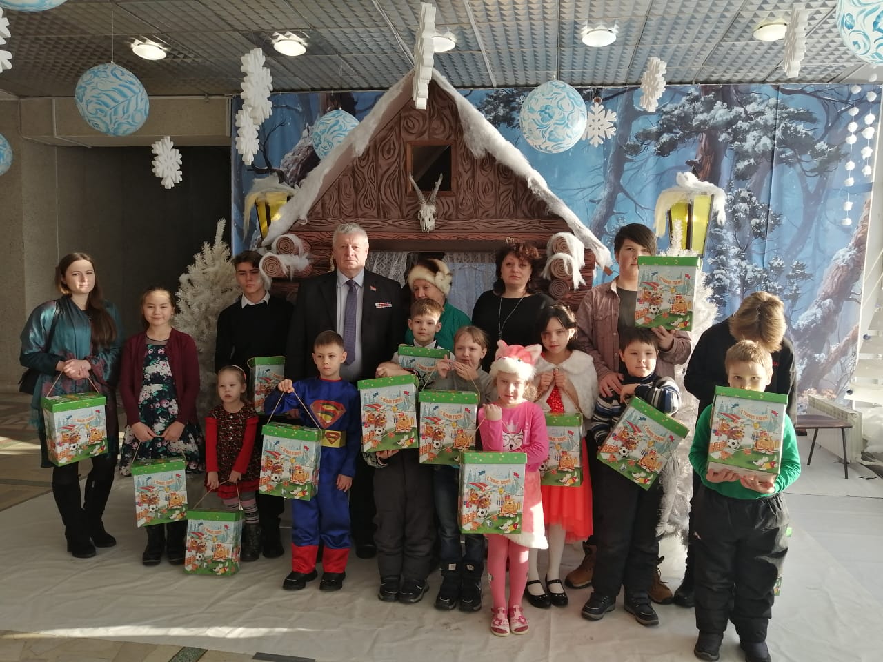 Новогодние подарки детям из малообеспеченных семей