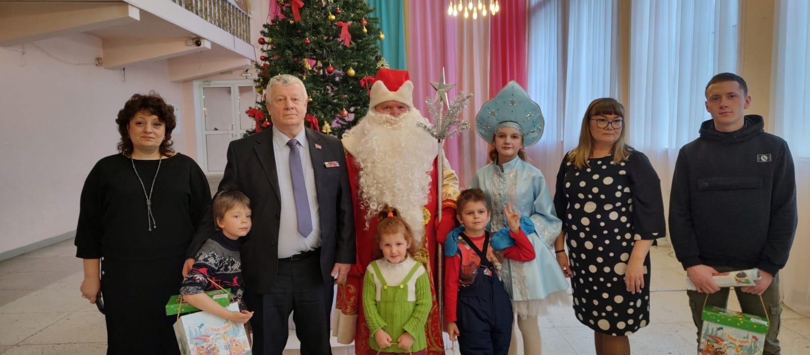 Новогодние подарки детям из малообеспеченных семей