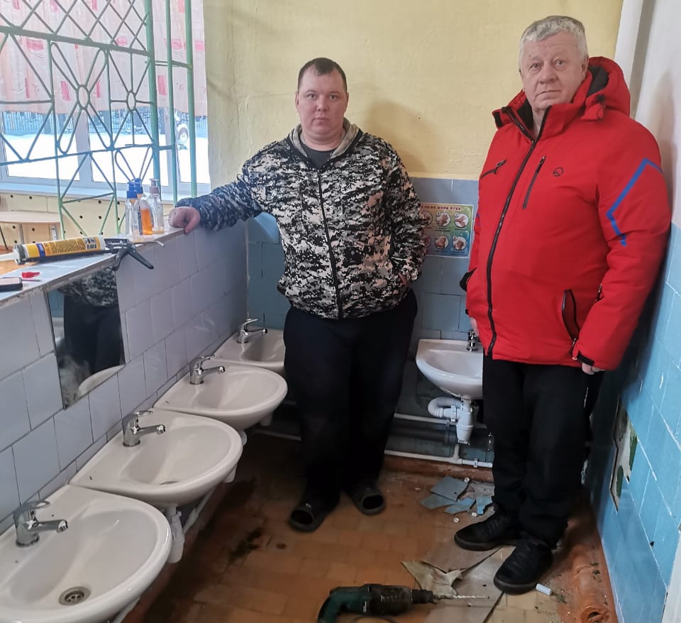 Помощь детскому саду номер 8 в приобретении и установке умывальников