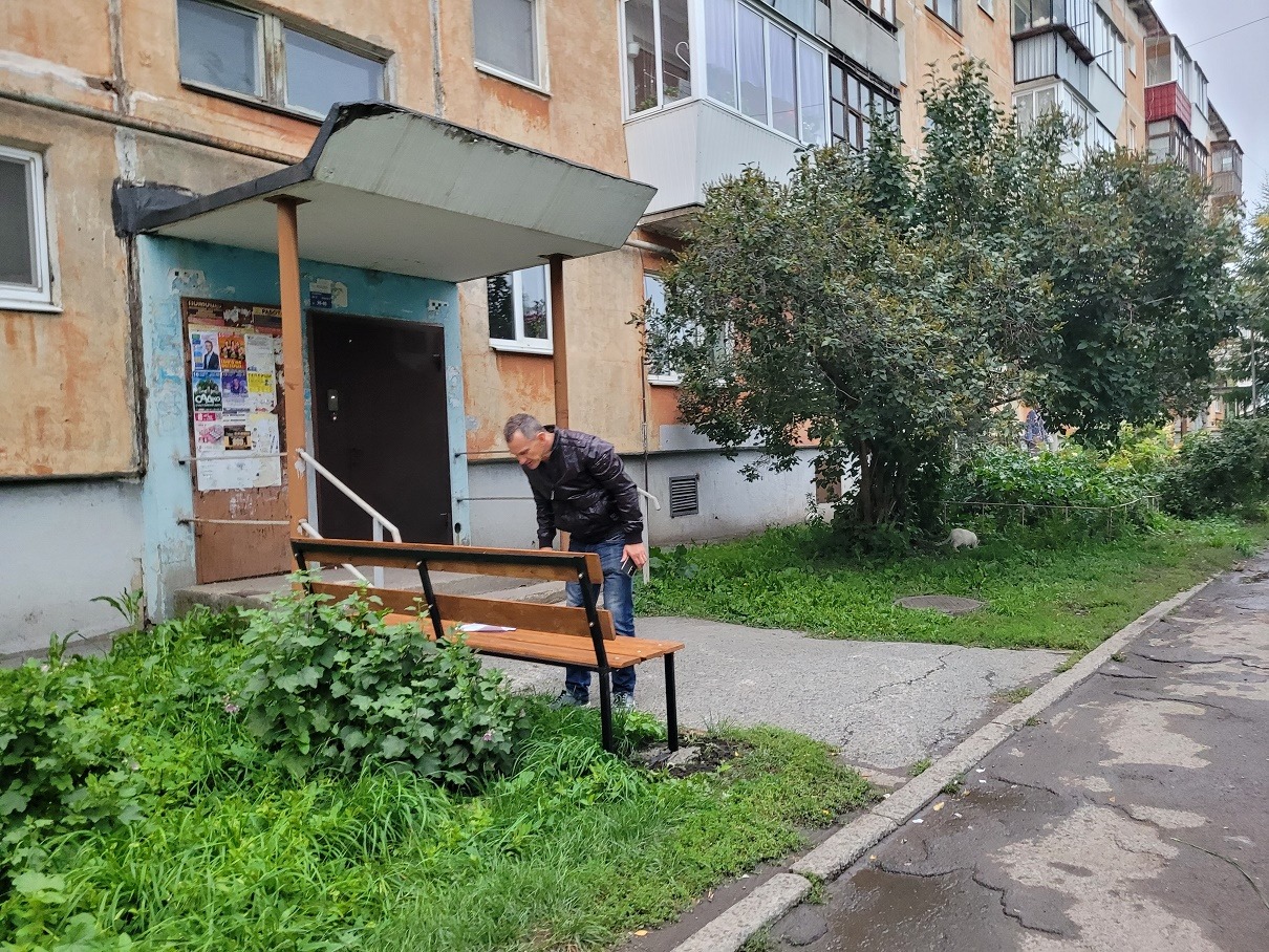 Скамейки на Белинского 5