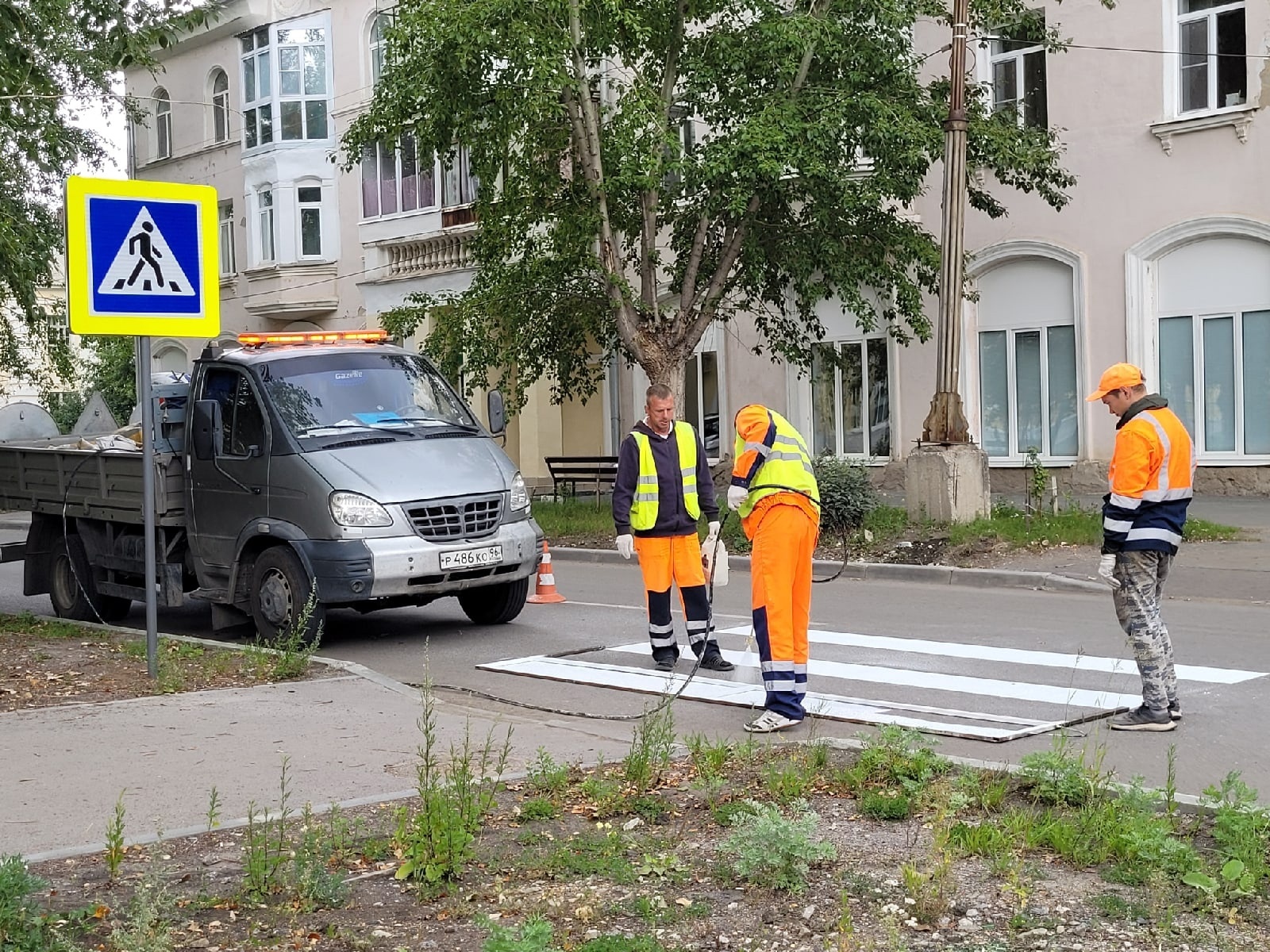 Слово и дело: пешеходный переход   на пересечении улиц  Стахановская и  Попова