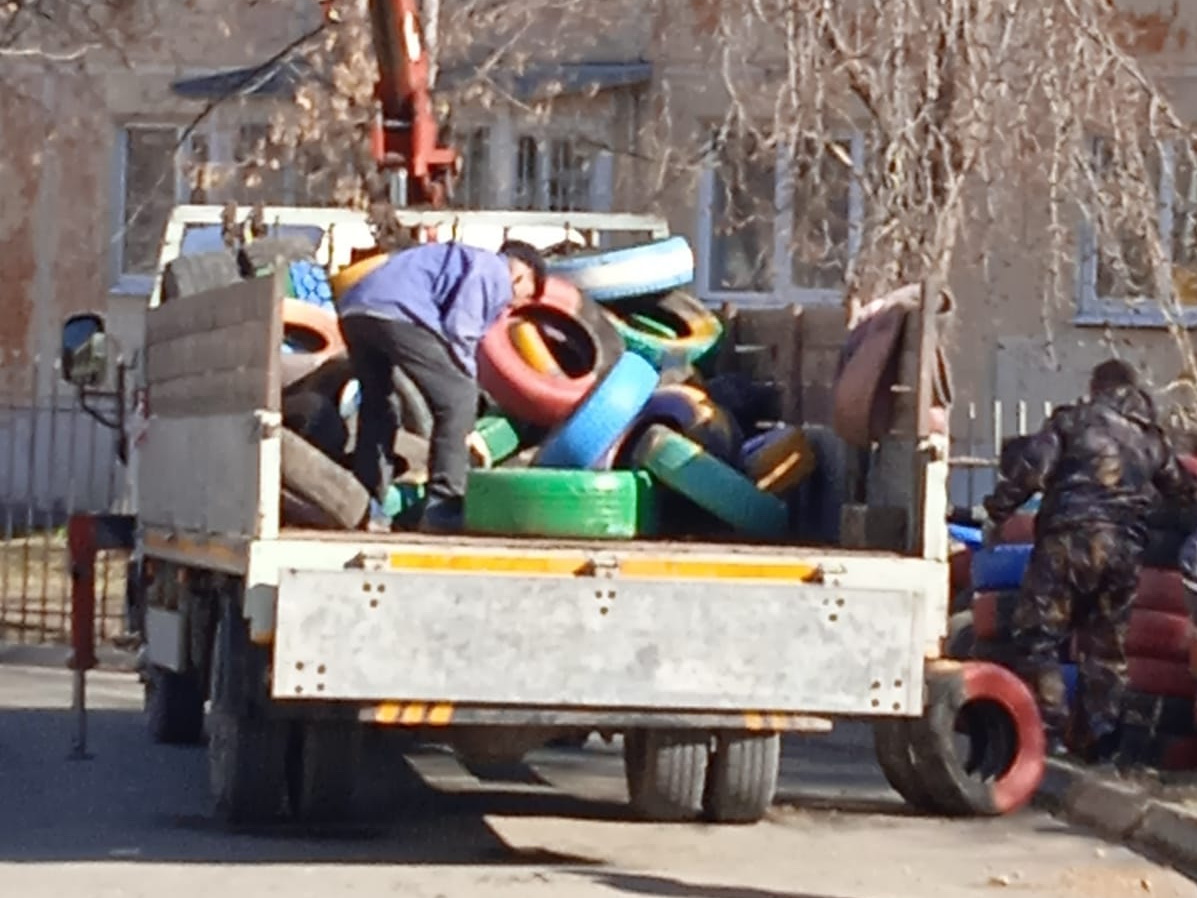 Вывоз колес с территории садика